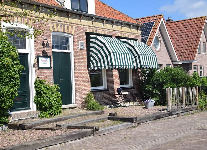 Vakantiehuisje in Munnekeburen, Friesland met ooievaar in de omliggende natuur op het Friese platteland.