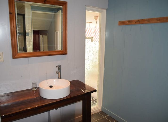 Charmante gevel van Vakantiehuisje in Munnekeburen, Friesland met groene luifel en bakstenen details.