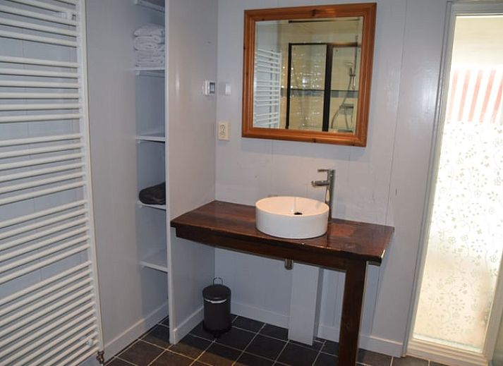 Charmante gevel van Vakantiehuisje in Munnekeburen, Friesland met groene luifel en bakstenen details.