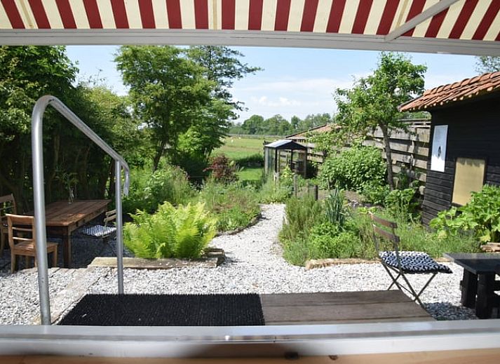 Moderne keuken in Vakantiehuisje in Munnekeburen, Friesland met houten werkblad en kleurrijke tegels.
