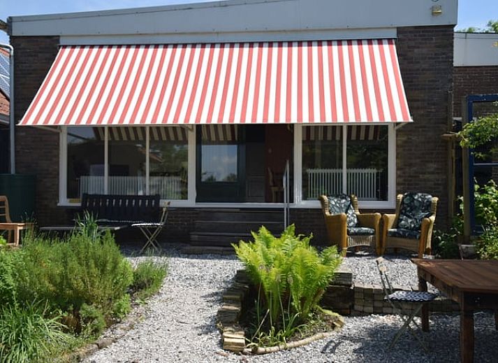 Moderne keuken in Vakantiehuisje in Munnekeburen, Friesland met houten werkblad en kleurrijke tegels.