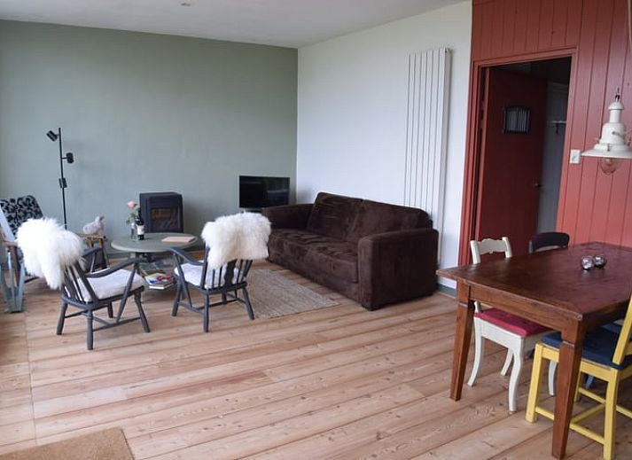 Moderne keuken in Vakantiehuisje in Munnekeburen, Friesland met houten werkblad en kleurrijke tegels.