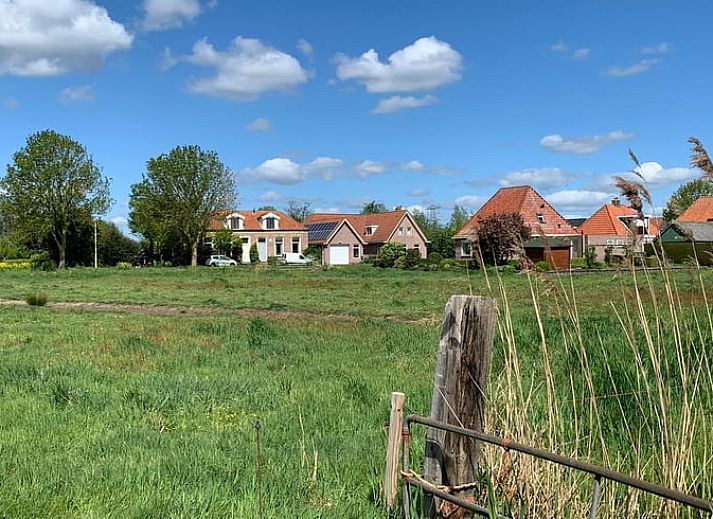 Gezellige slaapkamer in Vakantiehuisje in Munnekeburen, Friesland met comfortabele bedden en kleurrijke kussens.