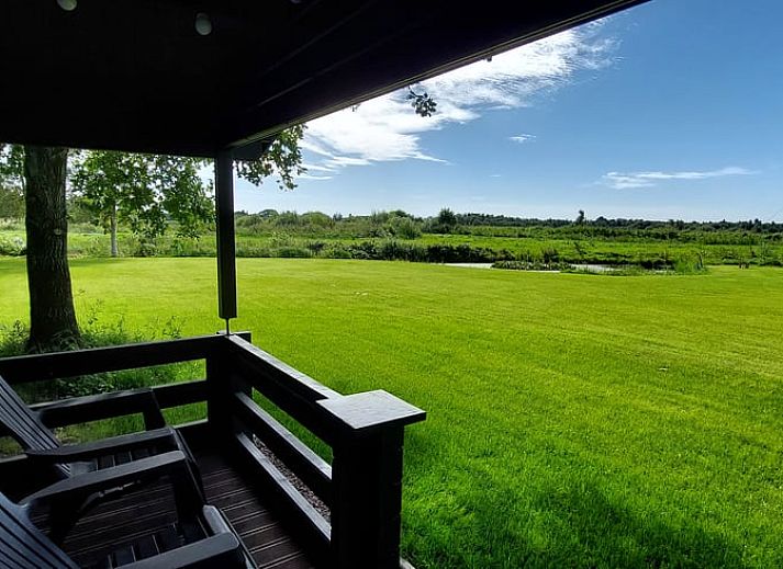 Cottage in Munnekeburen in the Frisian countryside overlooking pond and greenery.