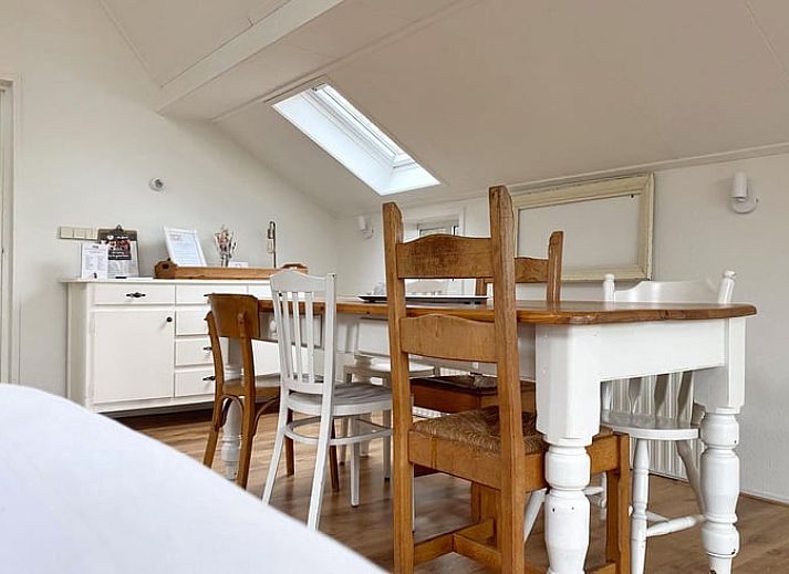 Lichte woonkamer van Huisje in Loenga met moderne inrichting op het Friese platteland.