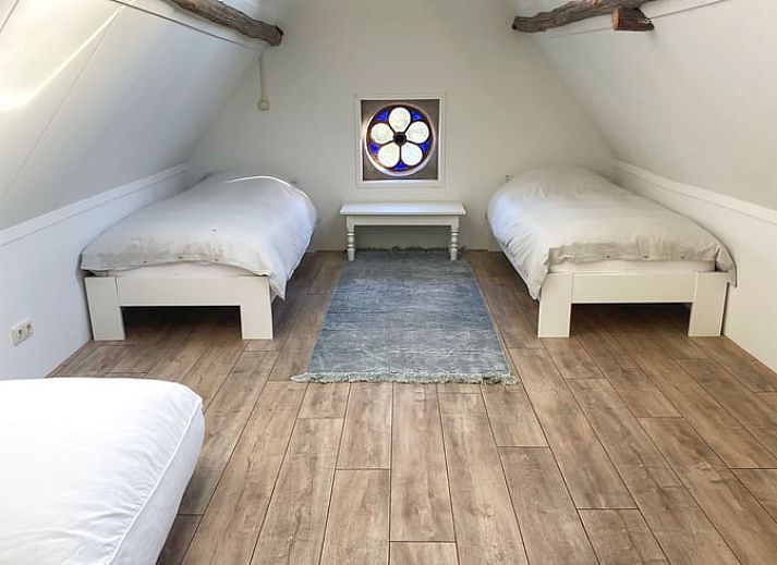 Gezellige zithoek in vakantiehuis Huisje in Loenga, Friesland, met houten vloer.