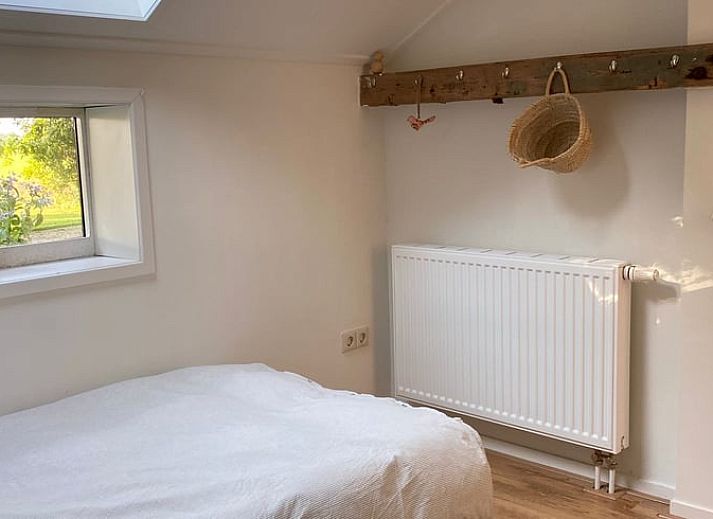 Ruime woonkamer met veel lichtinval in Huisje in Loenga, ideaal voor ontspanning.