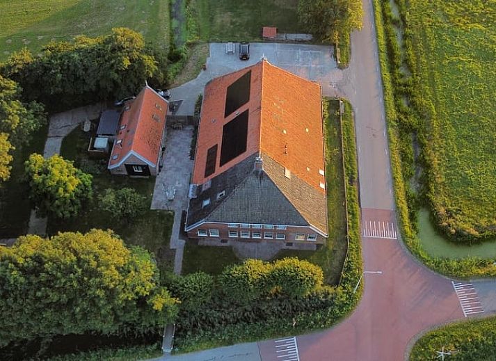 Moderne woonkamer in vakantiehuis Huisje in Loenga, perfect voor een familievakantie.