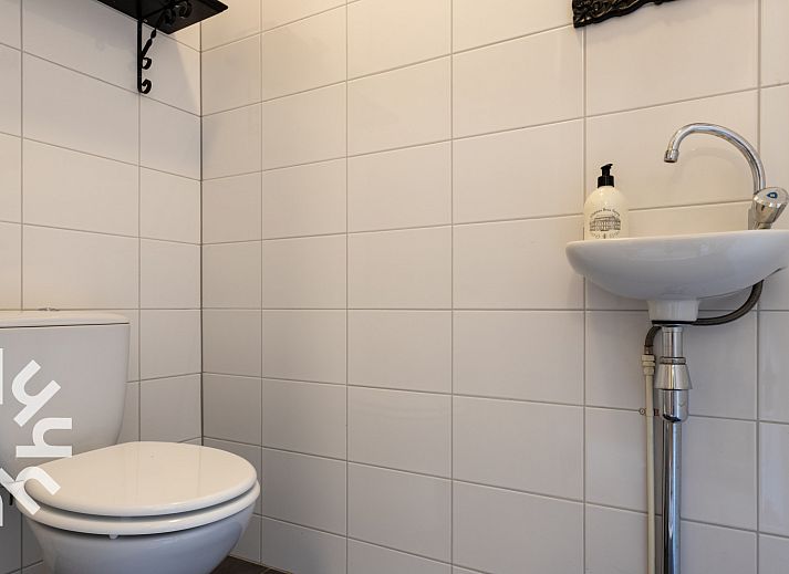 Komfortables Schlafzimmer im Ferienhaus FR365 in der friesischen Landschaft.