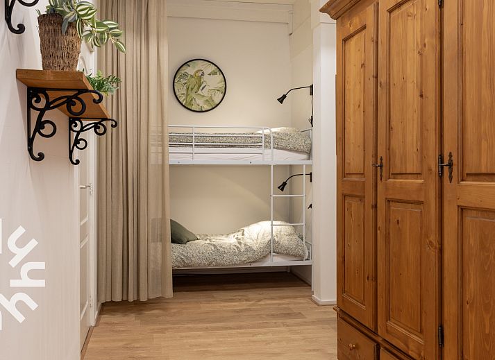 Komfortables Schlafzimmer im Ferienhaus FR365 in der friesischen Landschaft.