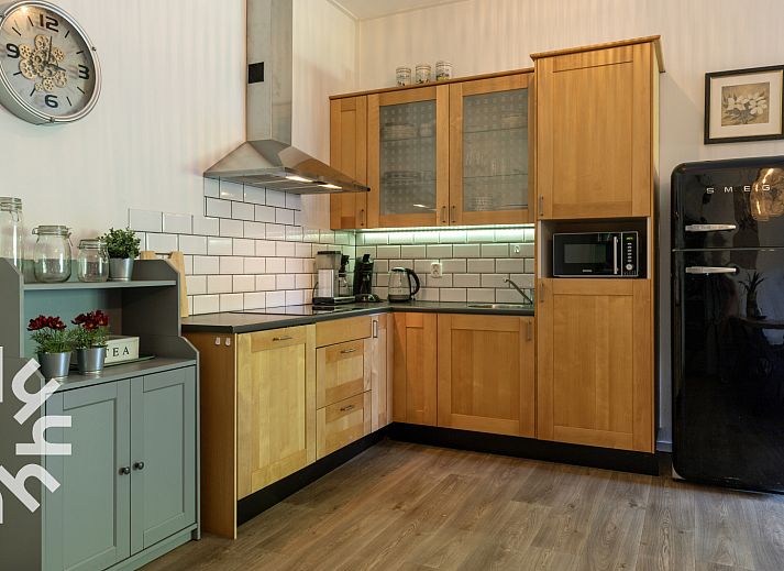 Modernes Badezimmer des Ferienhauses FR365 in der friesischen Landschaft.