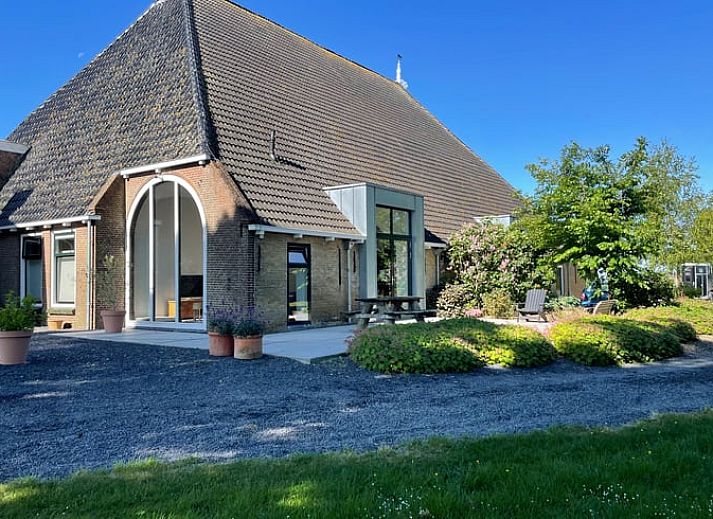 Huisje in Wytgaard, vakantiehuis op het Friese platteland, Friesland met oprijlaan en groene omgeving.