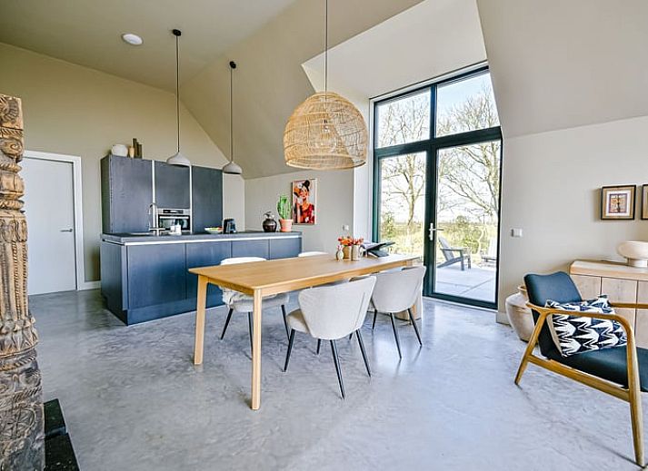 Huisje in Wytgaard, vakantiehuis op het Friese platteland, Friesland met oprijlaan en groene omgeving.
