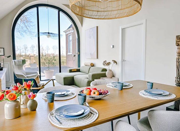 Moderne woonkamer in Huisje in Wytgaard, vakantiehuis in Friesland met uitzicht op het Friese platteland.