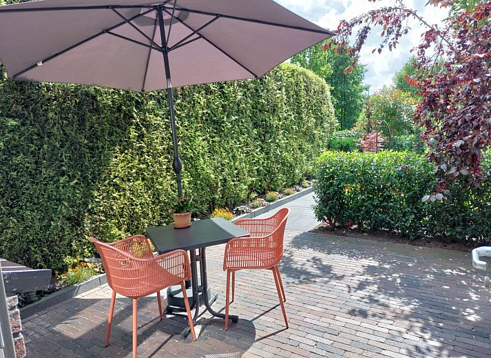 Modern kitchen of vacation home FR440 in Surhuisterveen overlooking the terrace.