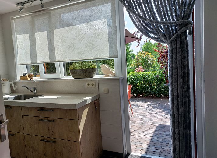 Green garden of vacation home FR440 in Surhuisterveen, surrounded by nature and tranquility.