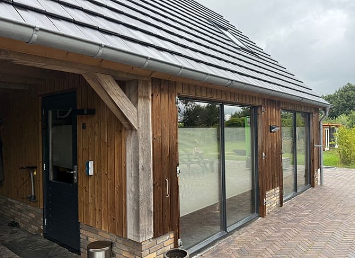 Vakantiehuis in Surhuisterveen met houten buitenkant op het Friese platteland in Friesland.