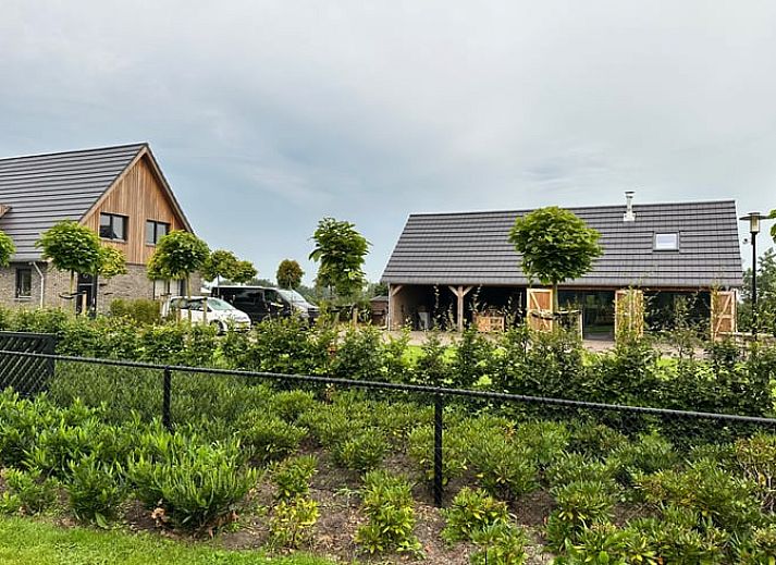 Vakantiehuis in Surhuisterveen met houten buitenkant op het Friese platteland in Friesland.