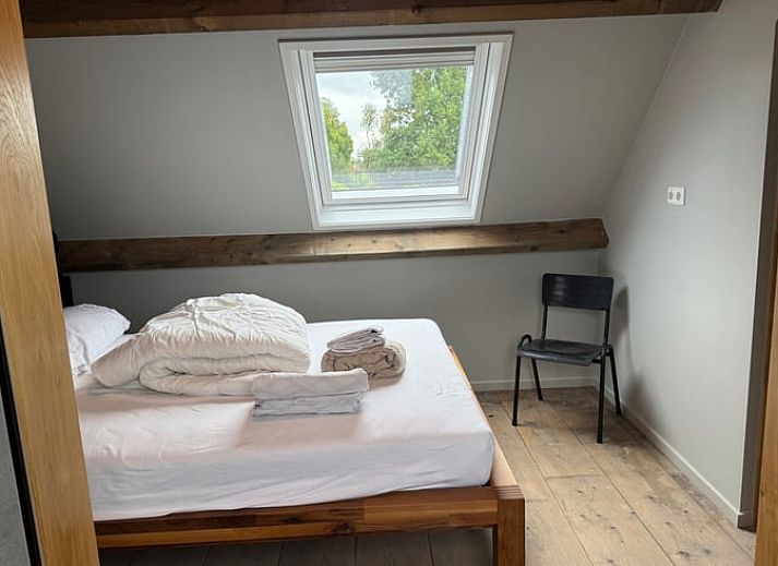 Winterse sfeer bij Vakantiehuis in Surhuisterveen met besneeuwde bomen in Friesland.