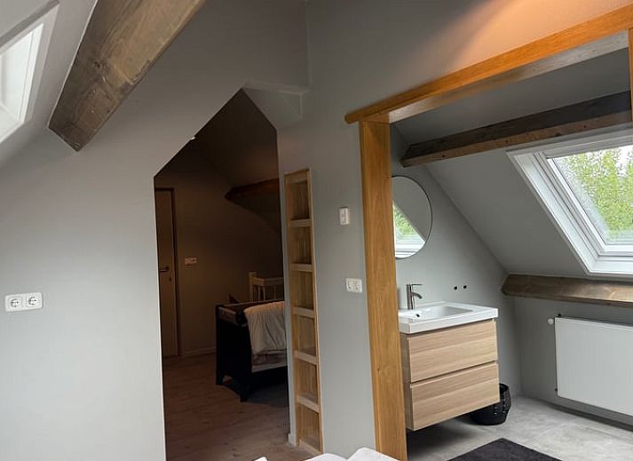 Gezellige omgeving van Vakantiehuis in Surhuisterveen met groene tuinen in Friesland.