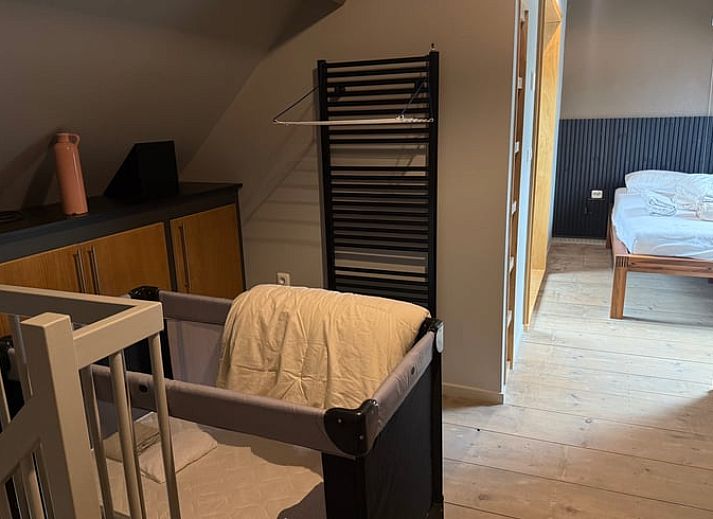 Gezellige omgeving van Vakantiehuis in Surhuisterveen met groene tuinen in Friesland.