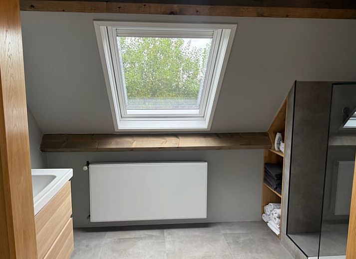 Rustieke eetruimte in Vakantiehuis in Surhuisterveen met houten tafel, Friesland.
