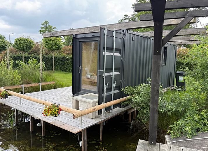 Huisje in Surhuisterveen met moderne veranda aan het water in het Friese platteland, Friesland.