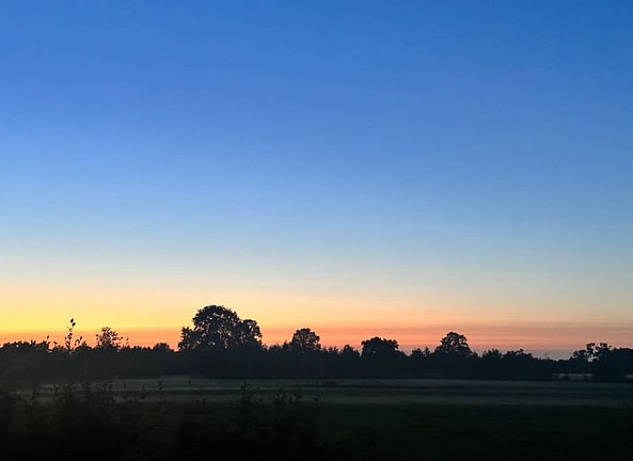Huisje in Surhuisterveen met moderne veranda aan het water in het Friese platteland, Friesland.