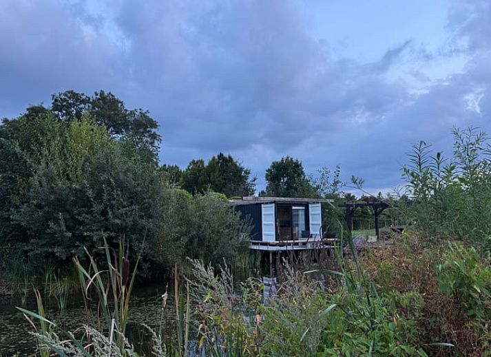 Huisje in Surhuisterveen met moderne veranda aan het water in het Friese platteland, Friesland.
