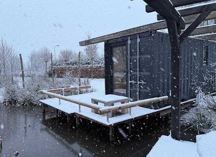 Huisje in Surhuisterveen met moderne veranda aan het water in het Friese platteland, Friesland.