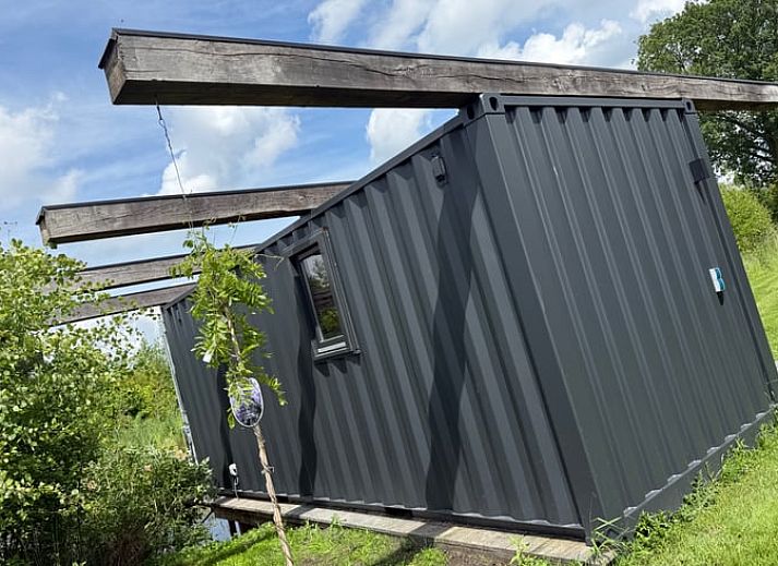 Huisje in Surhuisterveen met moderne veranda aan het water in het Friese platteland, Friesland.