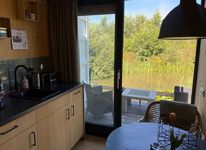 Adembenemende zonsondergang in Surhuisterveen, Friesland, bij Huisje in Surhuisterveen.