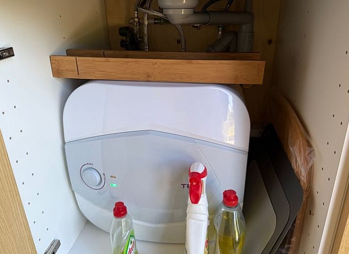 Huisje in Surhuisterveen omgeven door weelderige natuur in het Friese platteland, Friesland.