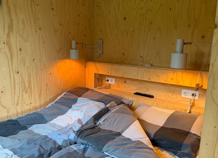 Huisje in Surhuisterveen omgeven door weelderige natuur in het Friese platteland, Friesland.