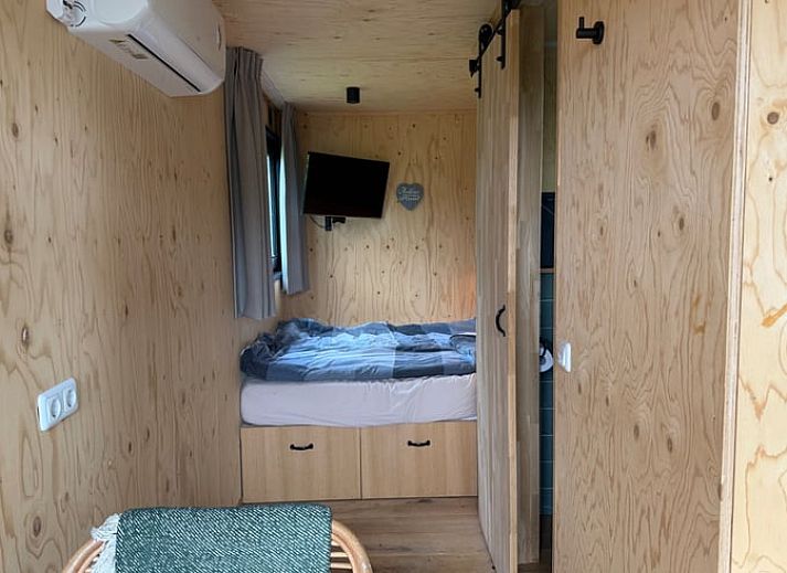 Winterse charme van Huisje in Surhuisterveen met besneeuwd terras in Friesland.