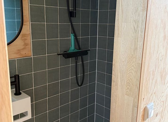 Winterse charme van Huisje in Surhuisterveen met besneeuwd terras in Friesland.