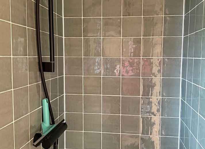 Winterse charme van Huisje in Surhuisterveen met besneeuwd terras in Friesland.