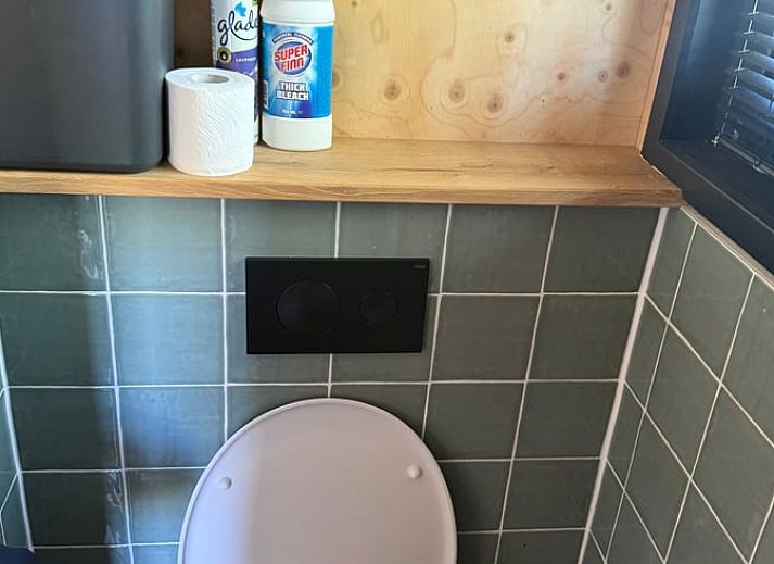 Winterse charme van Huisje in Surhuisterveen met besneeuwd terras in Friesland.