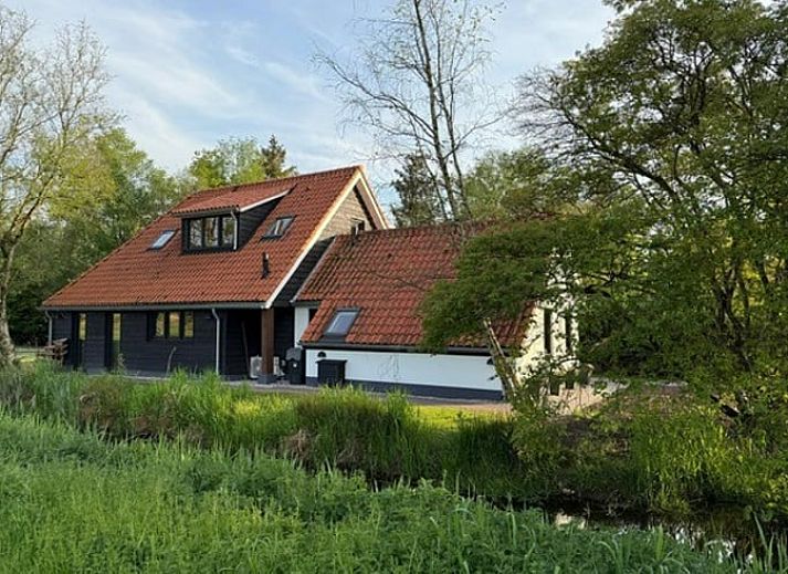 Charmantes Ferienhaus in Spanga in der friesischen Landschaft mit roten Daechern und gruener Umgebung.