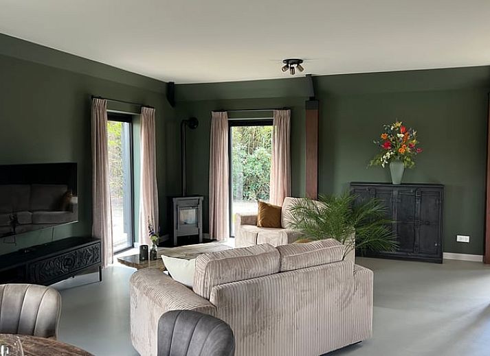 Charmantes Ferienhaus in Spanga in der friesischen Landschaft mit roten Daechern und gruener Umgebung.