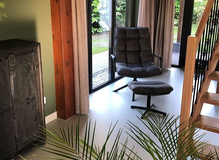 Ferienhaus in Spanga mit Blick auf die ueppige friesische Landschaft und traditionelle Architektur.