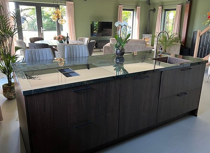 Moderne Kueche im Ferienhaus in Spanga, Friesland, mit Insel und stilvollem Dekor.