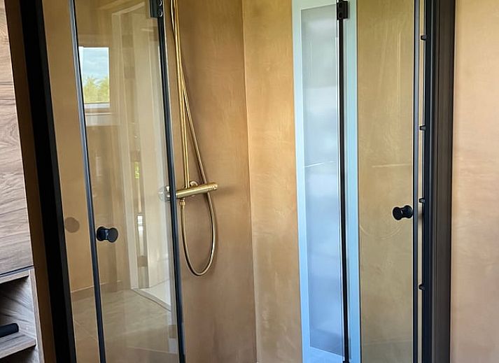 Moderne Kueche im Ferienhaus in Spanga, Friesland, mit Insel und stilvollem Dekor.