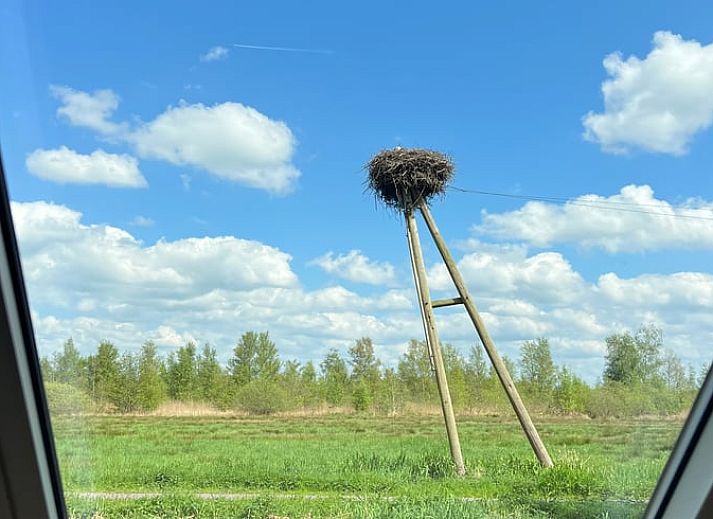 Moderne Kueche im Ferienhaus in Spanga, Friesland, mit Insel und stilvollem Dekor.