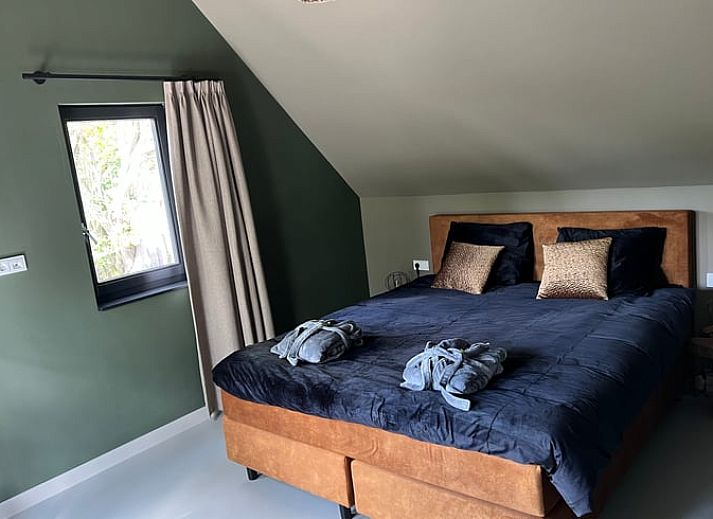 Moderne Kueche im Ferienhaus in Spanga, Friesland, mit Insel und stilvollem Dekor.