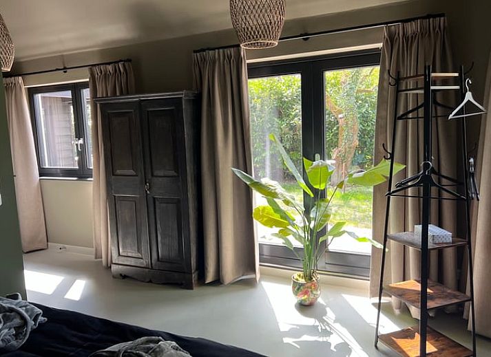 Gemuetliches Wohnzimmer im Ferienhaus in Spanga mit geraeumigen Sitzgelegenheiten und natuerlichem Licht.