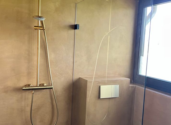 Gemuetliches Wohnzimmer im Ferienhaus in Spanga mit geraeumigen Sitzgelegenheiten und natuerlichem Licht.