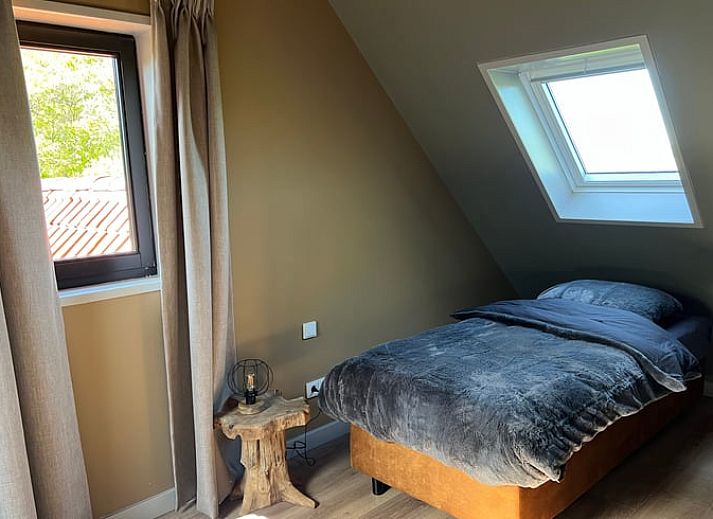 Gemuetliches Wohnzimmer im Ferienhaus in Spanga mit geraeumigen Sitzgelegenheiten und natuerlichem Licht.