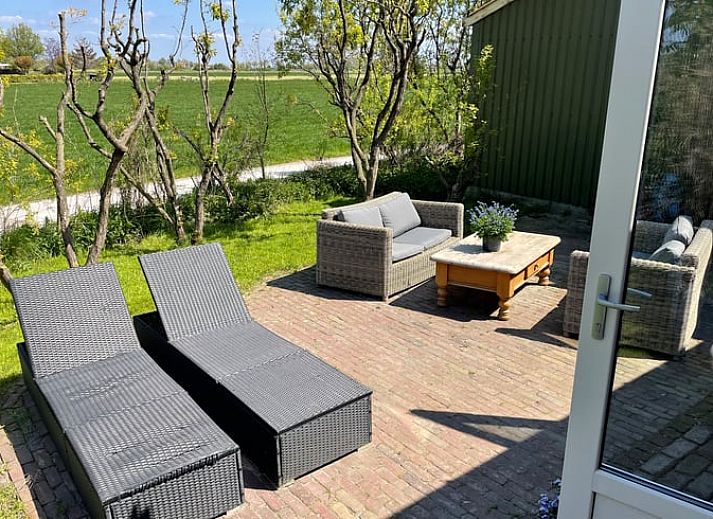 Rustic interior of Cottage in Goenga with wooden accents and views of nature.