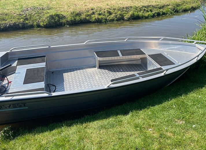 Dining area in vacation home Cottage in Goenga with wooden table and country style in Friesland.